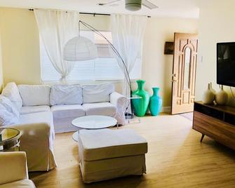 Waterfront Luxury- 3 Plus Bedrooms - Clearlake Oaks - Sala de estar