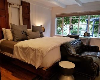The Vagabond's House - Carmel-by-the-Sea - Schlafzimmer
