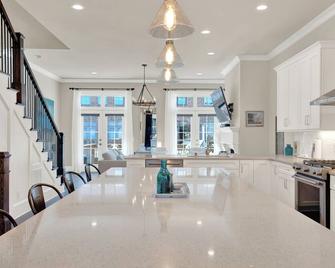 \'Graceful Living in the Heart of Savannah’s East River.\' - Savannah - Eetruimte