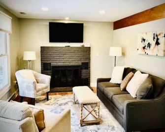 Charming Lakeside Cottage with resort amenities - Galena - Living room