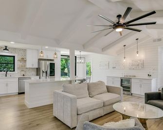 Cherilliam Estate - Round Rock - Living room
