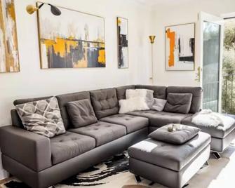 Spacious City View Dwntown Norfolk apt - Norfolk - Olohuone