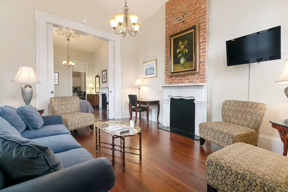 Prime location: Walk to Bourbon St & all of the French Quarter. Great for groups - Nueva Orleans - Sala de estar