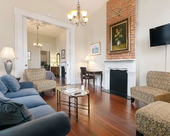 Prime location: Walk to Bourbon St & all of the French Quarter. Great for groups - Nueva Orleans - Sala de estar