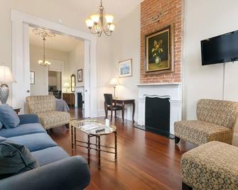 Prime location: Walk to Bourbon St & all of the French Quarter. Great for groups - نيو اورليانز - غرفة معيشة