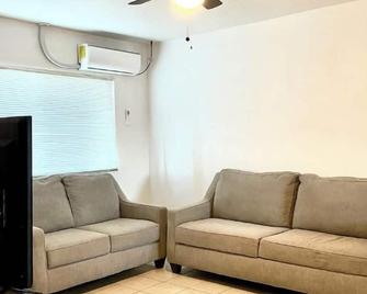 Entire Apartment Unit. 5 minutes to Ft. Bliss - El Paso - Living room