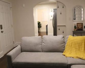 Cheerful Bungalow minutes from Downtown - Charlotte - Living room