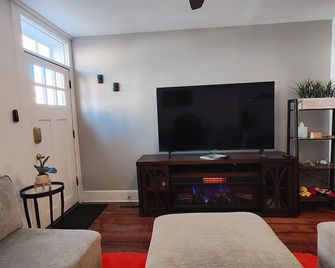 Charming 2-bedroom townhome with WiFi, AC in awesome Fells Point Baltimore - Baltimore - Living room