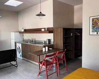 Serenity Lodge, an eco olive groove facing the Sea surrounded by pine forest - Mytilene - Kitchen