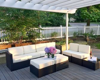Restored Cottage Across The Street From The Beach! - Gary - Patio