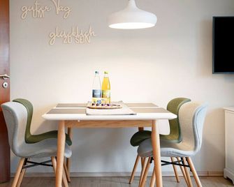2-Zimmer Ferienwohnung Am Waldrand - Schönwald im Schwarzwald - Comedor