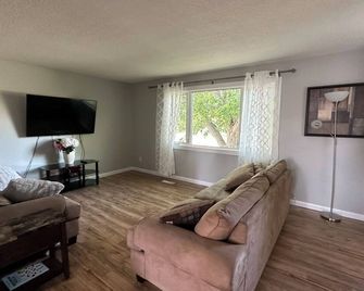 Cozy 3-bedroom house in amazing The Pas with WiFi, great for working crews - The Pas - Living room