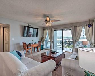 Pool Access and Lake Views Osage Beach Condo! - Osage Beach - Living room