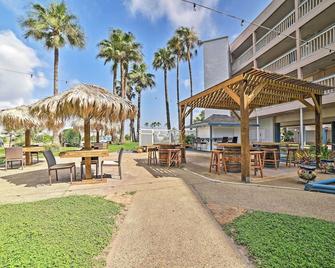 Beachside Corpus Christi Condo with Amenities! - Corpus Christi - Patio