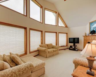 Gordonsville Retreat: Deck w/ Spectacular Views! - Gordonsville - Living room