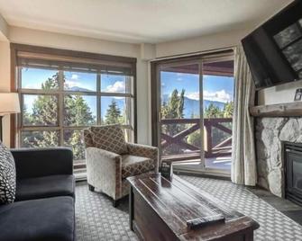 1B Ski-In/Out Upper Floor Suite with Mountain View - Whistler - Sala de estar
