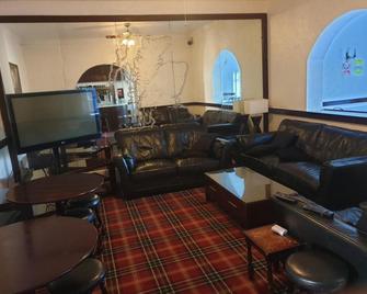 Elmhurst Hotel - Reading - Living room