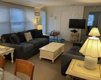 Relax on the deck of this 2nd floor oceanside duplex just steps from the beach. - Long Beach - Sala de estar
