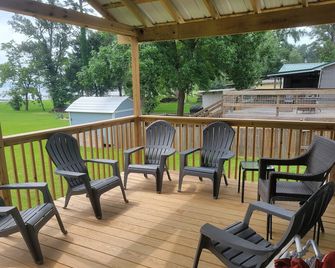 Lake Palestine Lakefront, Dock, Deck. 3 bd 2bt Large yard, Beautiful Sunrises - Chandler - Balcony