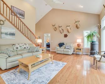 Pet-Friendly Kalkaska Home about 19 Mi to Torch Lake! - Kalkaska - Living room