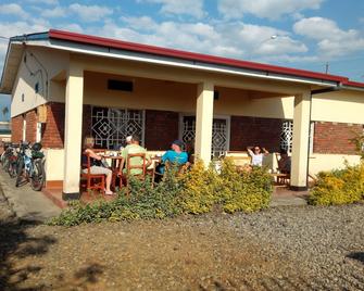 Home Away From Home. The Manager And The Entire Staff Are Always There For You! - Ruhengeri - Patio