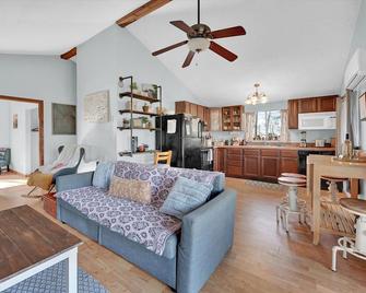 Modern Eclectic Treetop Cabin in Shenandoah Valley - Inwood - Living room