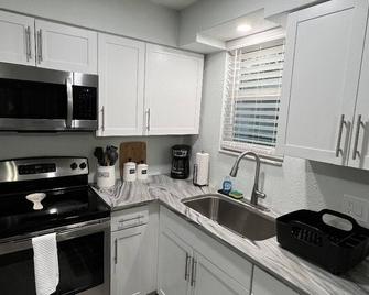 Completely remodeled modern - Bayonet Point - Kitchen