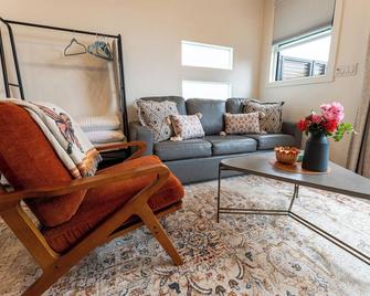 Close to downtown, with a llama and alpaca on the property - Thousand Oaks - Living room