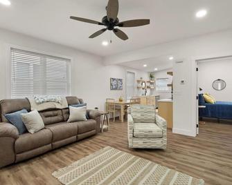 Sweet Spot in the City - Jasper - Living room