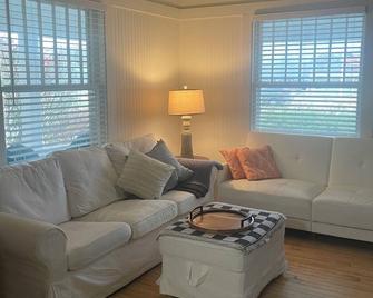 Charming 3bedroom house, pets welcome close to Beloit Janesville Roscoe Rockford - Rockton - Living room