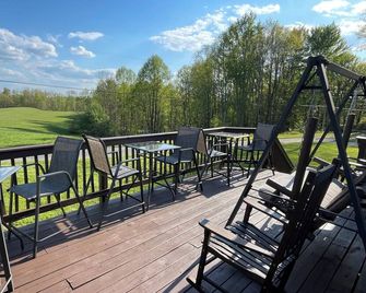 Charming 4-bedroom farmhouse with a view in the New River Gorge National Park. - Lookout - Balcón