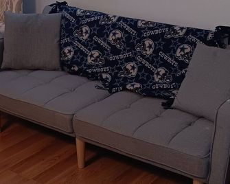 Charming 2-bedroom studio with gameroom, WiFi in soothing Gulfport - Gulfport - Living room
