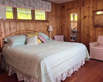 West Lake Cottages on the water - Canandaigua - Bedroom