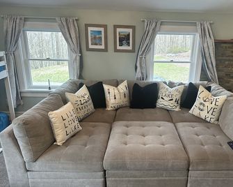 Elegant Home Away: Hot Tub, Game Room, Kid Friendly! - Oakland - Sala de estar