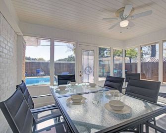 Good Vibes 4 Bedroom with a Pool. Central Location - هيوستن - غرفة طعام