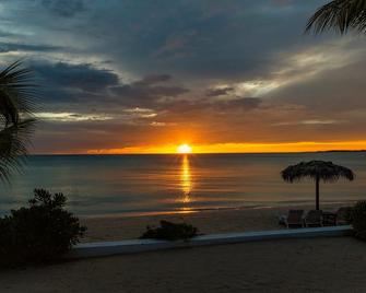 Boutique Resort on Spectacular Beach Available for Private Rental - Governor’s Harbour - Playa