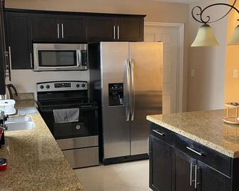 Charming 1-bedroom apartment in lovely Hollywood, Fl with WiFi, AC - Hollywood - Kitchen