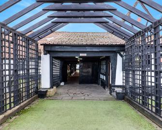 Tudor Oaks Lodge Stevenage North - Baldock - Budova