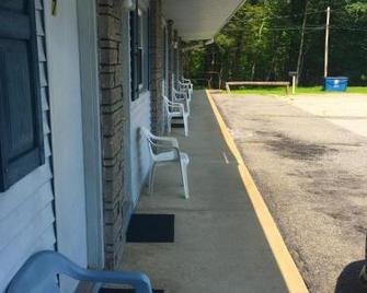 Granby Motel - South Hadley - Patio