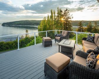 Amazing Sunset/Whale/Water Views/2 Fire Pits/AC/Lots of Games and more! - Camano Island - Balcony