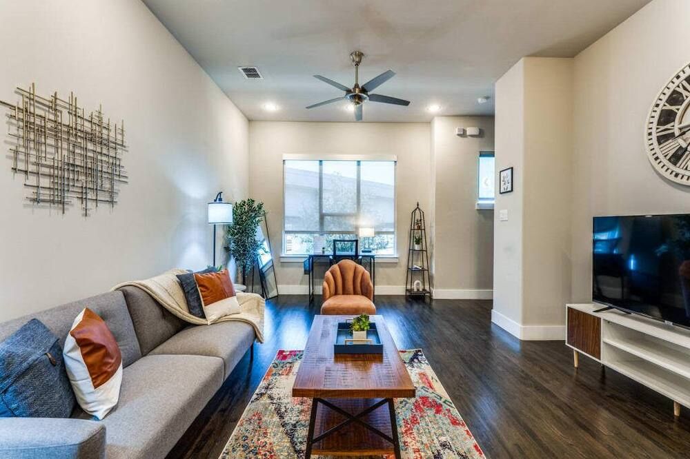 كوزيسويتس أبتاون ر بد رور كينغ ب دس ٕي سكايلاين فيو - دالاس - غرفة معيشة