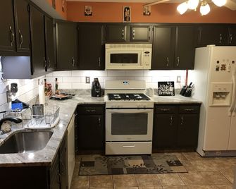 Beautiful Townhouse near Philly Stadiums and Atlantic City - Sewell - Cocina