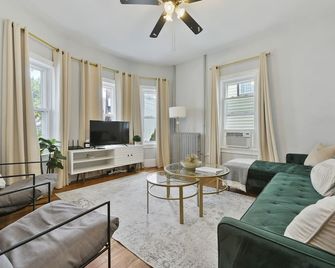 The Maverick Downstairs - Lux Apartment - Free Parking - 2 Miles From Airport & Downtown Boston - Chelsea - Sala de estar