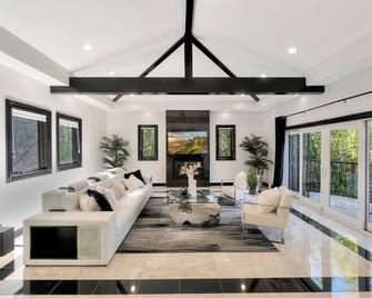 Luxury Villa W/ Spectacular Hollywood Hills View - Los Angeles