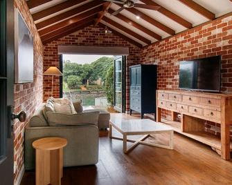 Sirena By Khove - Cedar Creek, Gold Coast - Living room