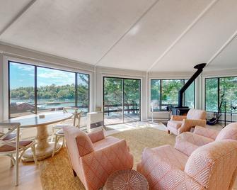 Sea Breeze Cottage - Wiscasset - Living room