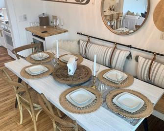 Sunset Circle West facing waterfront Cottage - Forest Lake - Comedor