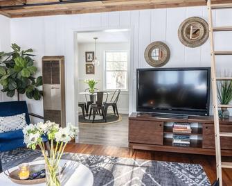 Whimsical Woodland Cottage in Stone Ridge NY - Stone Ridge - Living room