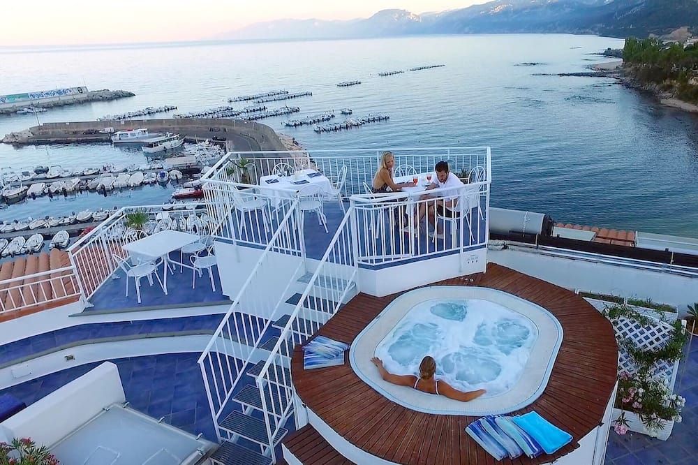 بو مارينو هوتل آند روف توب بار