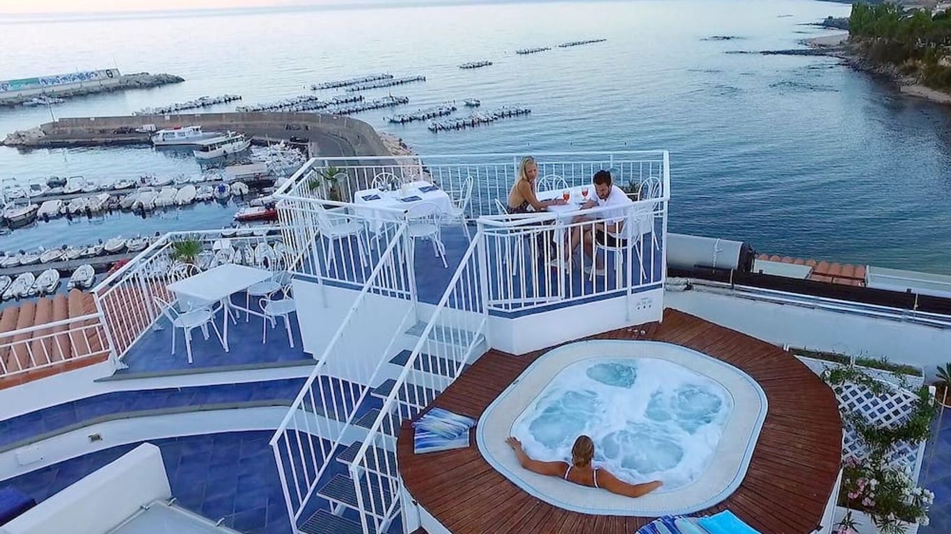 Bue Marino Hotel & Rooftop Bar